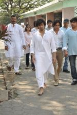 sonu nigam_s mom_s funeral in Mumbai on 1st March 2013 (121).JPG